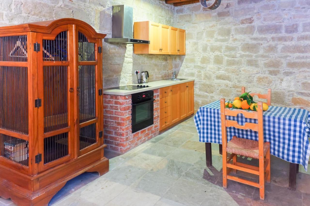 Zoes Traditional Apartments, Bed & Breakfast Ларнака Екстер'єр фото